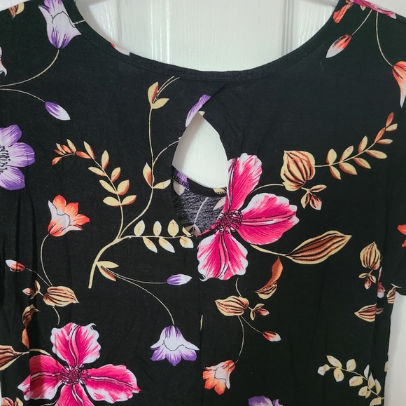 Amanda Green Floral Tee size medium - Picture 4 of 4